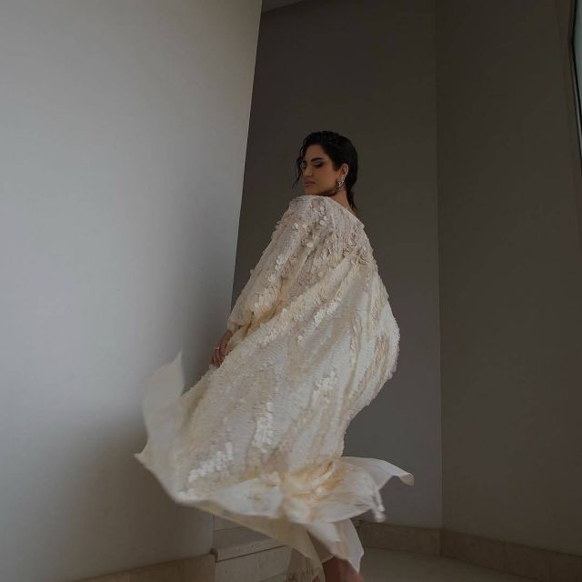 نجود الرميحي بقفطان باللون الأبيض 