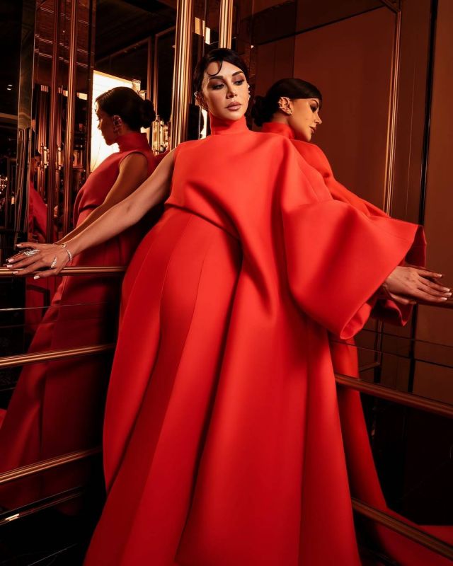 كاريس بشار بإطلالة مميزة تنبض بالأنوثة