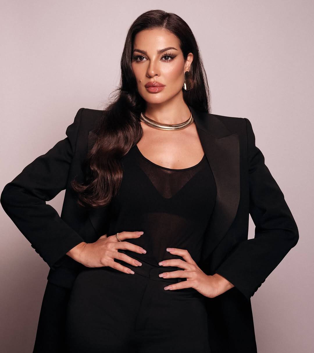 نادين نسيب نجيم بالبليزر والمكياج الترابي