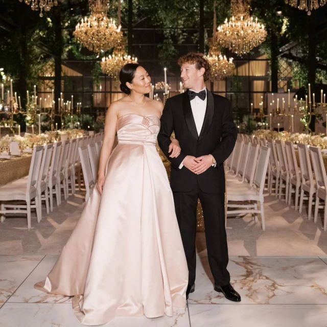 مارك زوكربرغ يخلع ملابسه على المسرح ويثير الجدل بفيديو خاص