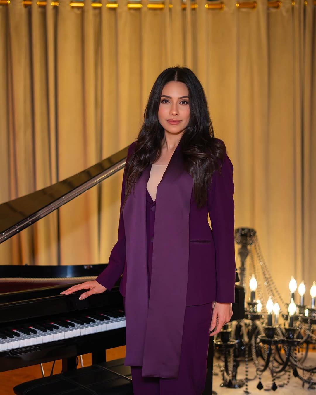 إلهام علي تتألق ببدلة كلاسيكية من علامة سعودية