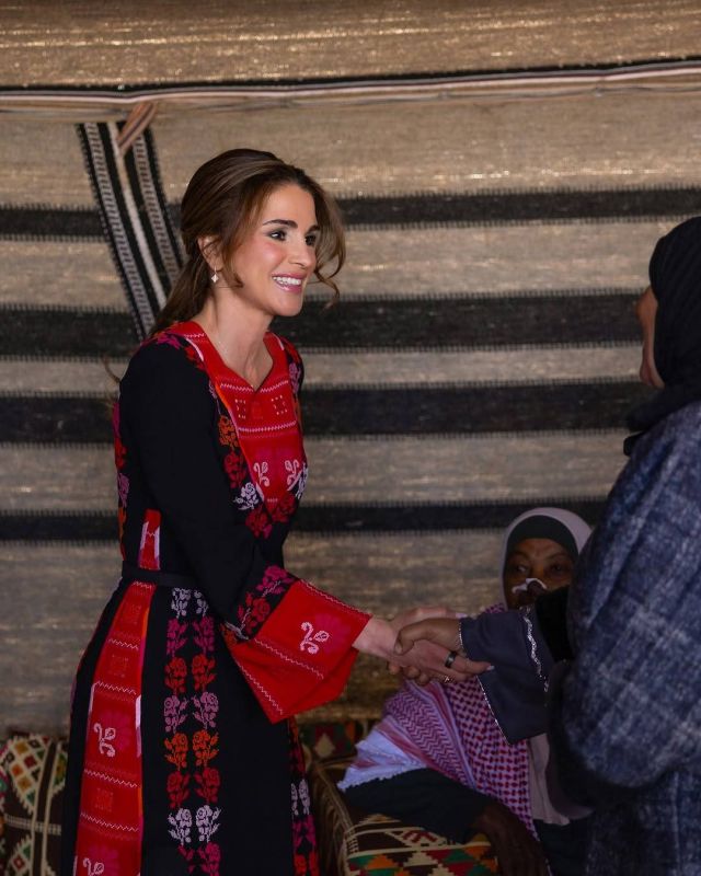 إطلالات الملكة رانيا بأساليب متنوعة 