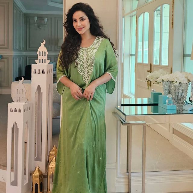 لجين عمران بقفطان أخضر اللون