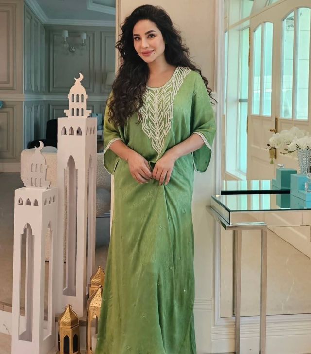 إطلالات لجين عمران في رمضان: قفاطين ملوّنة تبهر الأنظار