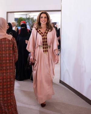 إطلالة الملكة رانيا خلال إفطار العقبة: أناقة شرقية مميزة