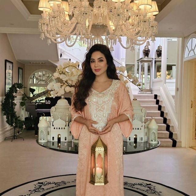 لجين عمران بقفطان من اللون الزهري الباستيلي