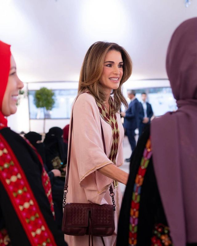 الملكة رانيا بقفطان باللون الزهري الباستيلي المطرّز بالذهبي 