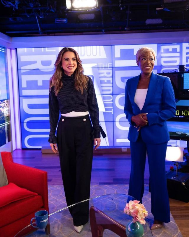 إطلالات الملكة رانيا بأساليب متنوعة 