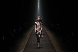 اللمسة الإيطالية الكلاسيكية في مجموعة Versace لخريف 2025
