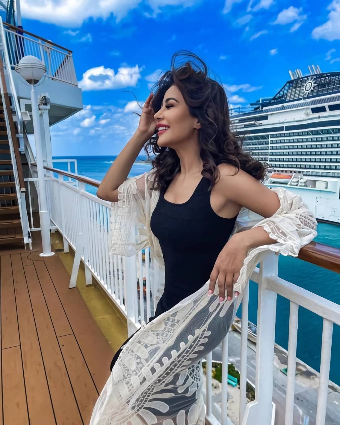 حين رمت مهيرة عبد العزيز باقة الورود في وجه زوجها غضباً (فيديو)