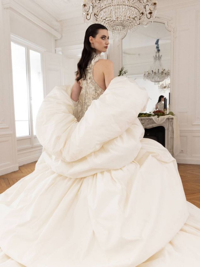 إليو أبو فيصل لموسم 2025 تصاميم جريئة بصورة مبتكرة