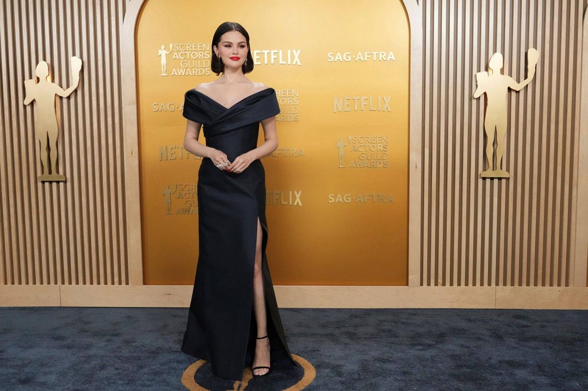 سيلينا غوميز تستعرض رشاقتها بفستان مجسّم