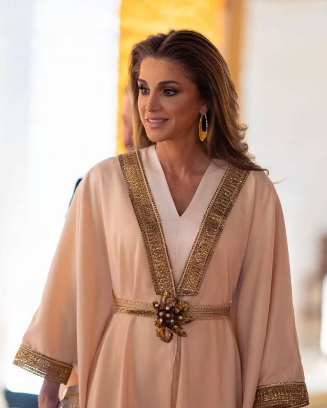 الملكة رانيا بقفطان بلون هادئ وتطريزات ذهبية