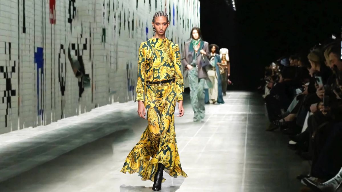 رحلة إبداعية عبر الزمن في عرض Etro لخريف 2025 في أسبوع ميلانو للموضة