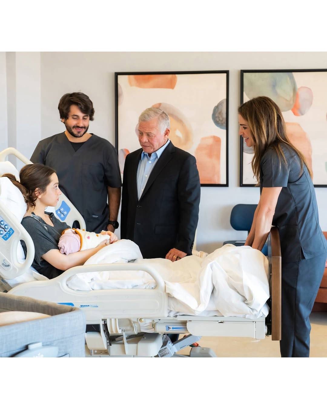 ولي العهد الأردني يهنّئ الأميرة أمينة بصور مميّزة