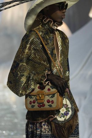 حقيبة Cherryific من Valentino Garavani