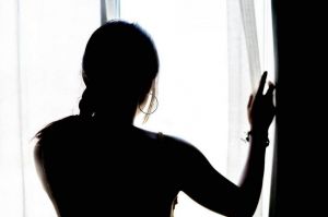 احتجاز فنانة شهيرة وتصريحات ابنتها تُحدث بلبلة على السوشيال ميديا