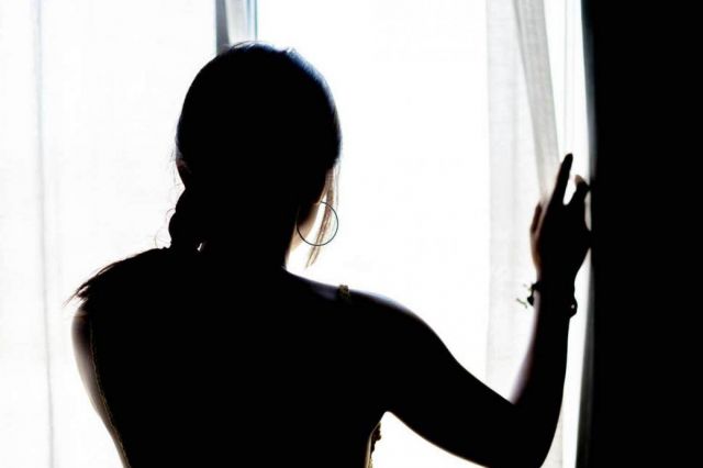 احتجاز فنانة شهيرة وتصريحات ابنتها تُحدث بلبلة على السوشيال ميديا