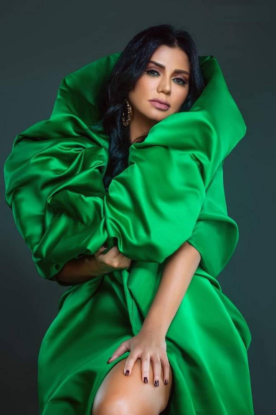 رانيا يوسف تروّج لمسلسلها الرمضاني بملابس محتشمة (صور)