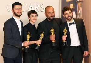 بعد ضربه واعتقاله... هذا مصير مخرج فلسطيني حائز جائزة الأوسكار