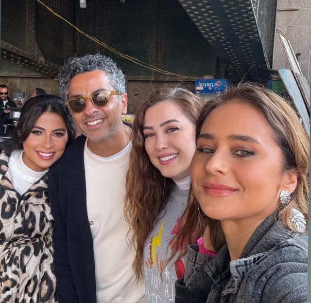 كندة علوش ونيللي كريم وروبي والمخرج محمد شاكر خضير في كواليس المسلسل