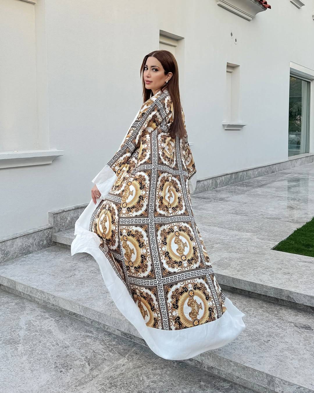 نسرين طافش تتغزل بحبيبها وتخفي ملامحه بصور عفوية