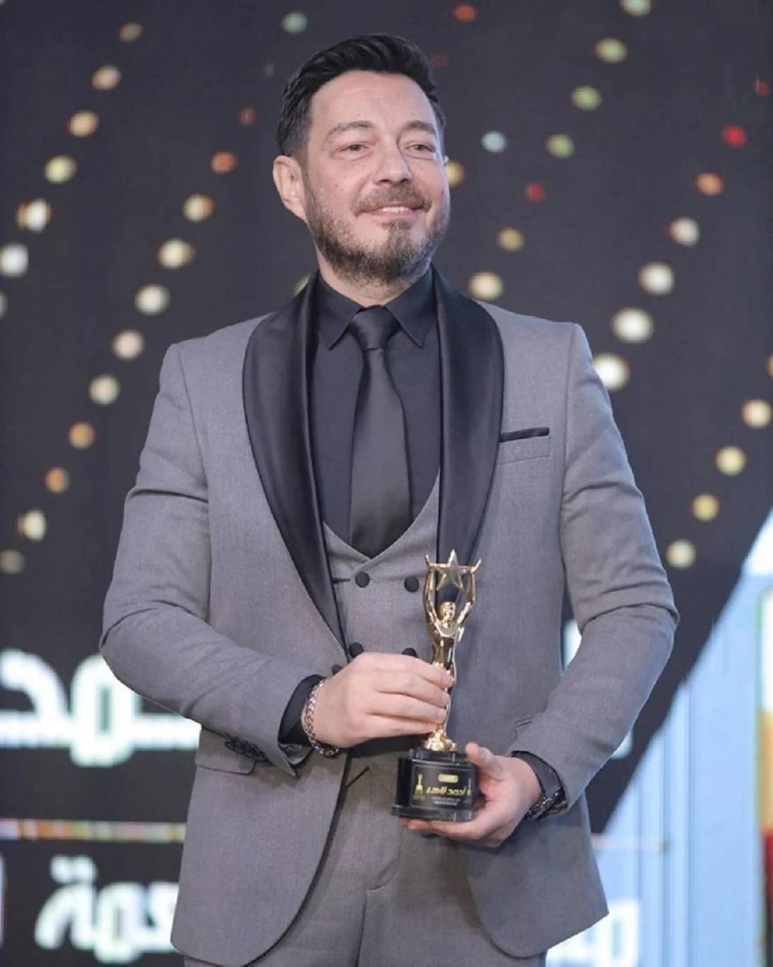 أحمد زاهر يعلق على الانتقادات.. وهذا ما قاله عن بناته