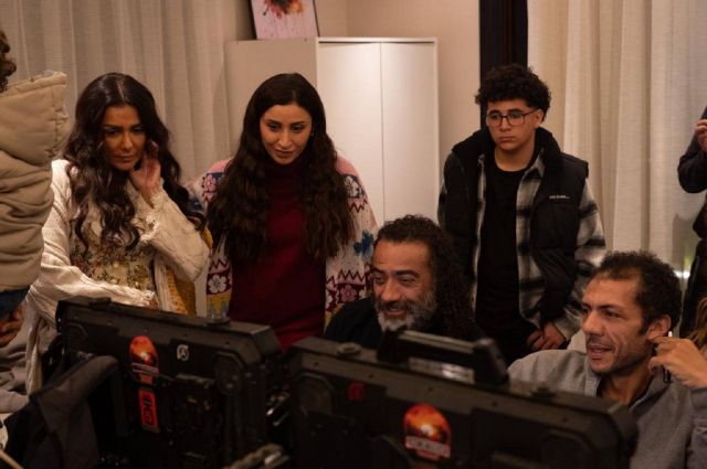 إنجي المقدم ودينا الشربيني تتابعان أحد المشاهد بعد تصويره