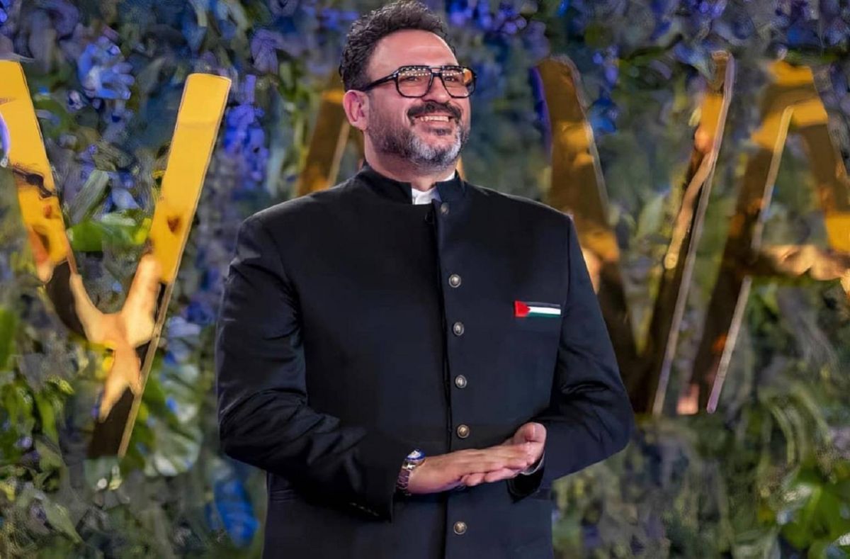 أكرم حسني يكشف حقيقة احترافه الغناء (فيديو)