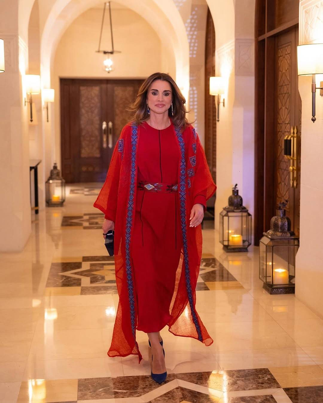 الملكة رانيا تتألق مع النشميات بالزي التقليدي الأحمر