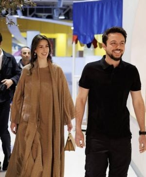 الأميرة رجوة تخطف القلوب بإطلالتها مع الأمير الحسين في إفطار الأيتام