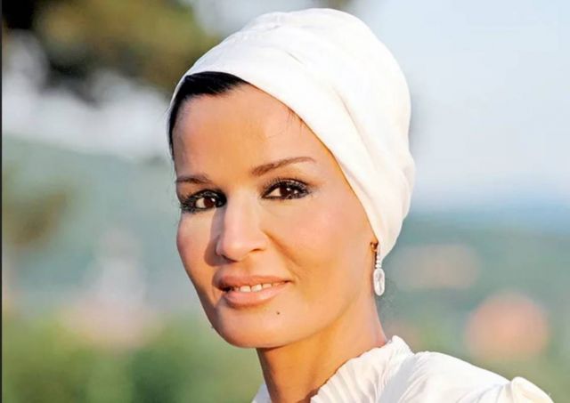 الشيخة موزة بالأقراط الماسية 