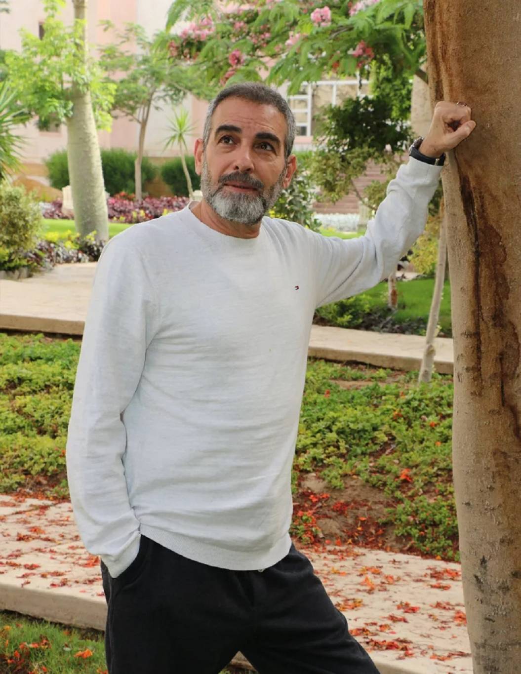 أحمد عبد العزيز يكشف للمرة الأولى سر اعتزال جيهان نصر (فيديو)