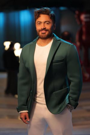 تامر حسني يشوّق جمهوره لجديده الفني