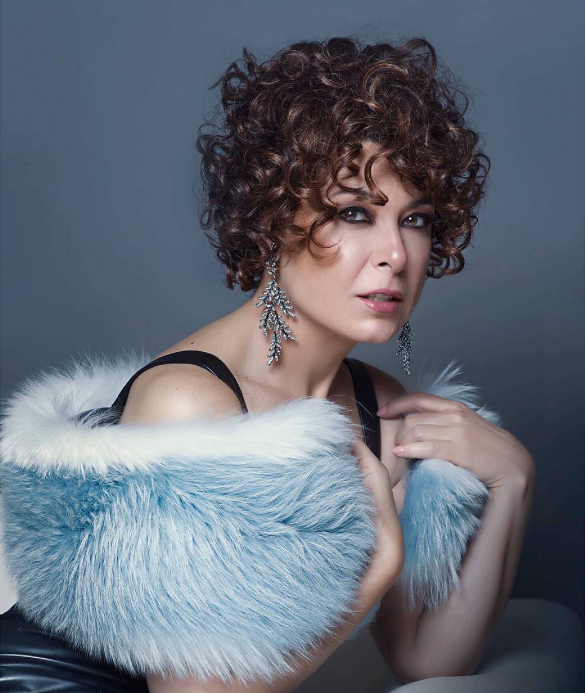 أنوشكا تصف الفن بالظالم وترفض الكشف عن عمرها (فيديو)