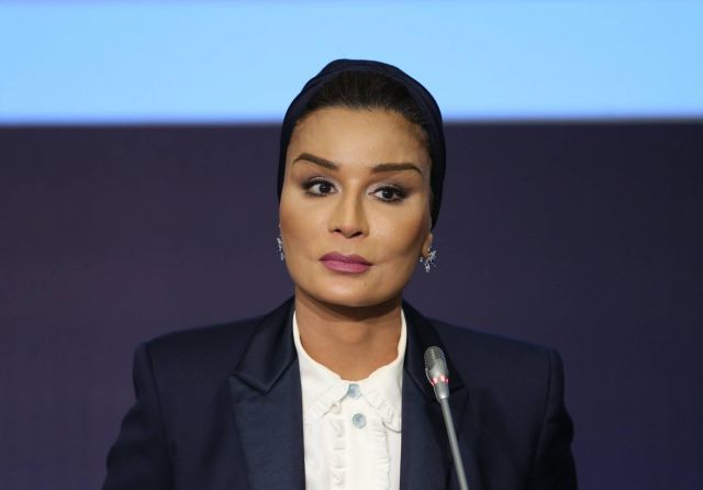 الشيخة موزة بالأقراط الماسية 