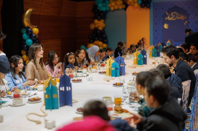 الأمير الحسين بن عبدالله والأميرة رجوة مع الأطفال