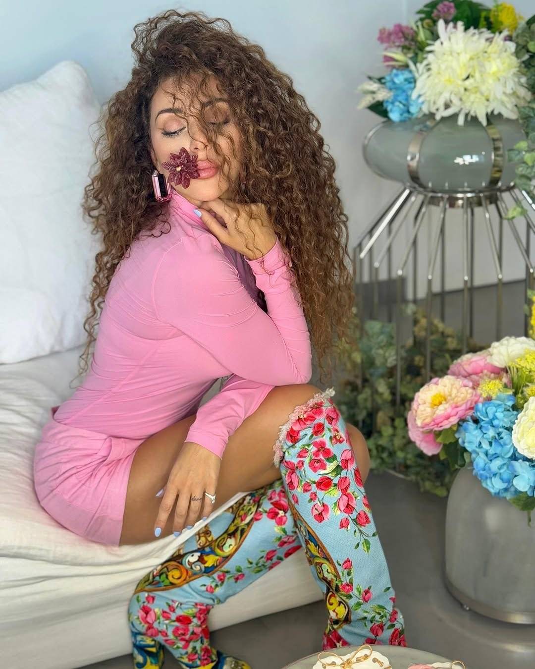 ميريام فارس تضج أنوثة في عيد الأم مع ولديها