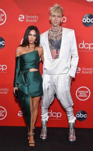 ميغان فوكس تستقبل طفلتهما الأولى من MGK (فيديو)