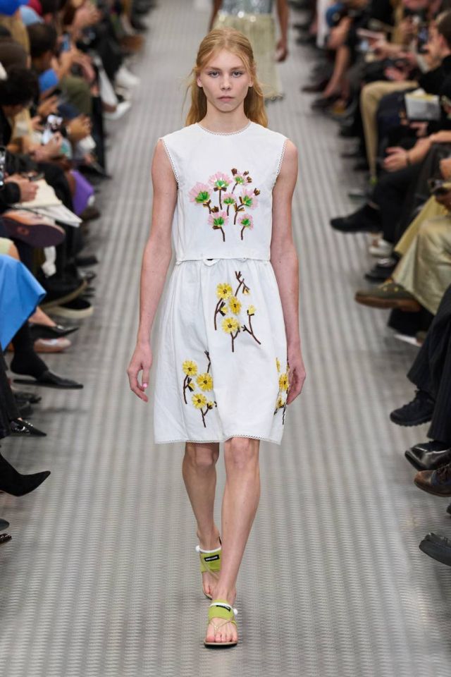 موضة النقشة الوردية: رونق خاص لإطلالة الربيع