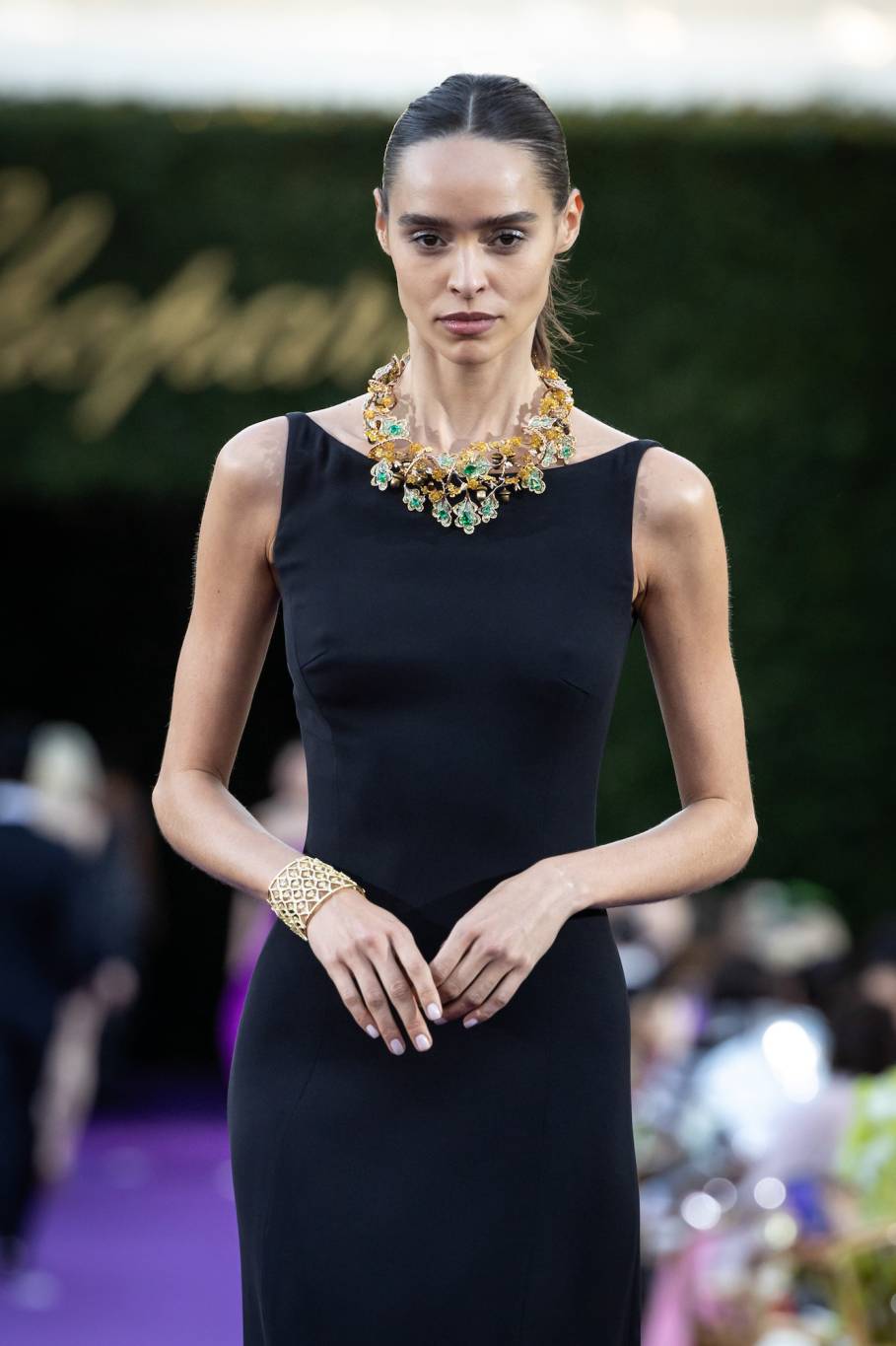 المجوهرات الملكية تروي قصصاً من الفخامة والإبداع