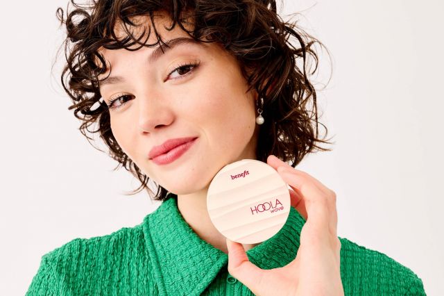 تألّقي ببرونزر Hoola Wave الكريمي من Benefit Cosmetics