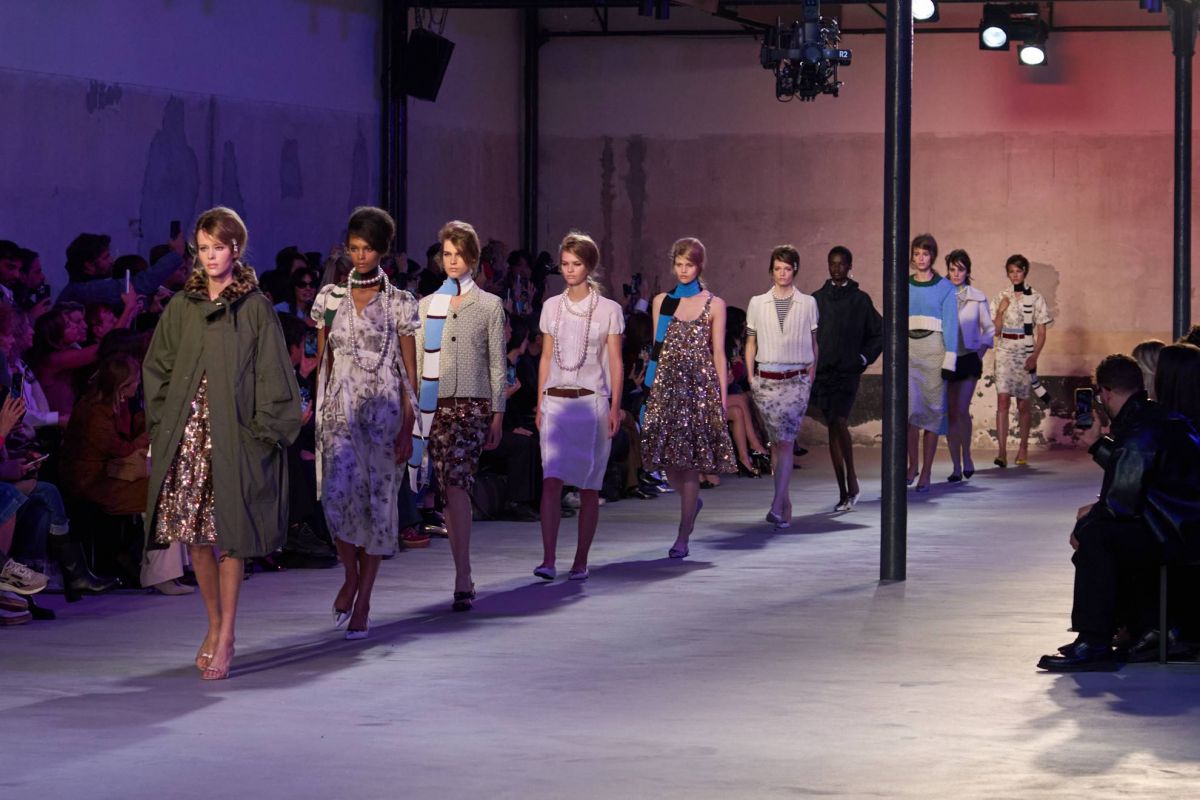 الفساتين الميدي: لمسة من الأنوثة في موسم الألوان الزاهية