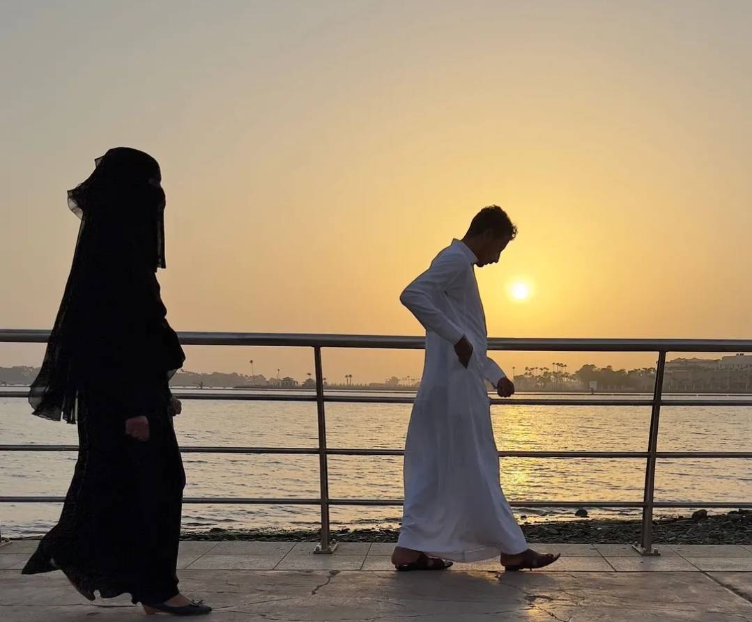 نجم خليجي نادم ويعترف بما فعله بعد وفاة والدته