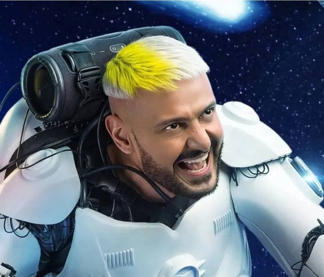 رامز جلال يتخطى المألوف بتصرف غريب مع ضيفه (فيديو)