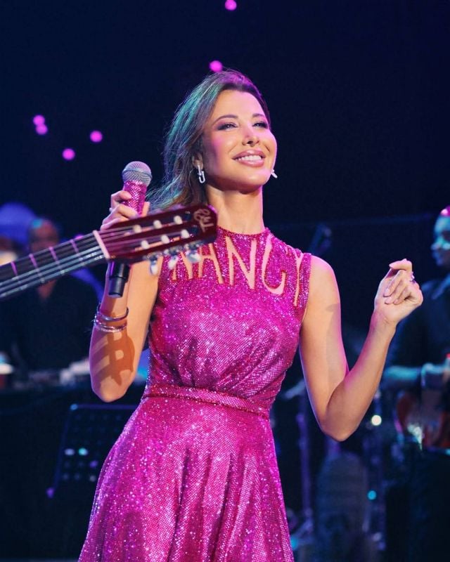 الفستان البراقة بأسلوب نانسي عجرم 