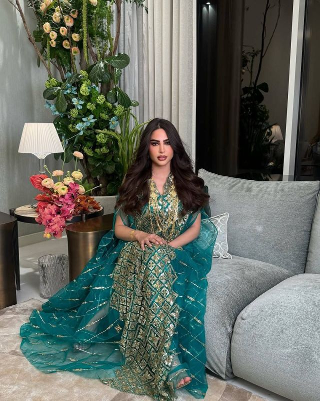 فوز الفهد: قفطان بترولي بتطريز ذهبي 