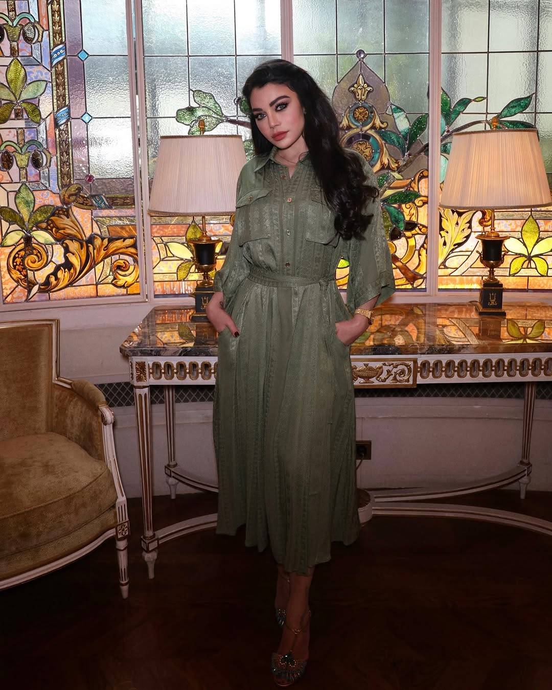 هيفاء وهبي كالأميرات وتضجّ أنوثة بفستان أحمر ساحر