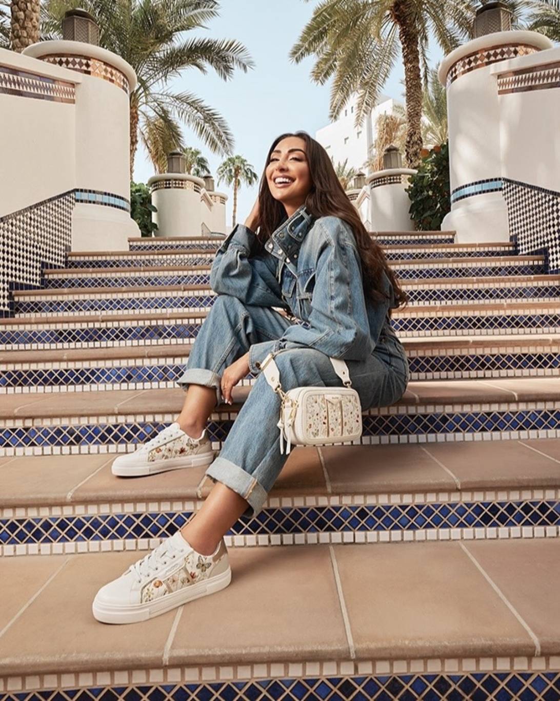 كيف تنسّقين إطلالتك بالدنيم على طريقة النجمات