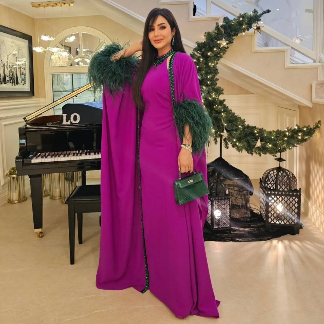 لجين عمران تختار العباءة الملوّنة مع الريش البارز في أحدث إطلالة